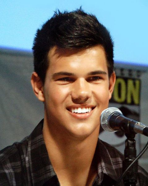 478px-taylor_lautner_at_the_2009_san_diego_comic_con.jpg